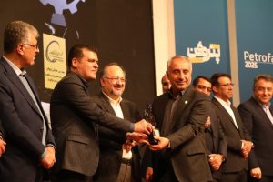 📍 درخشش دوباره بندرامام در پتروفن ۱۴۰۴؛ دو جایزه مهم نوآوری به پتروشیمی بندرامام اهدا شد